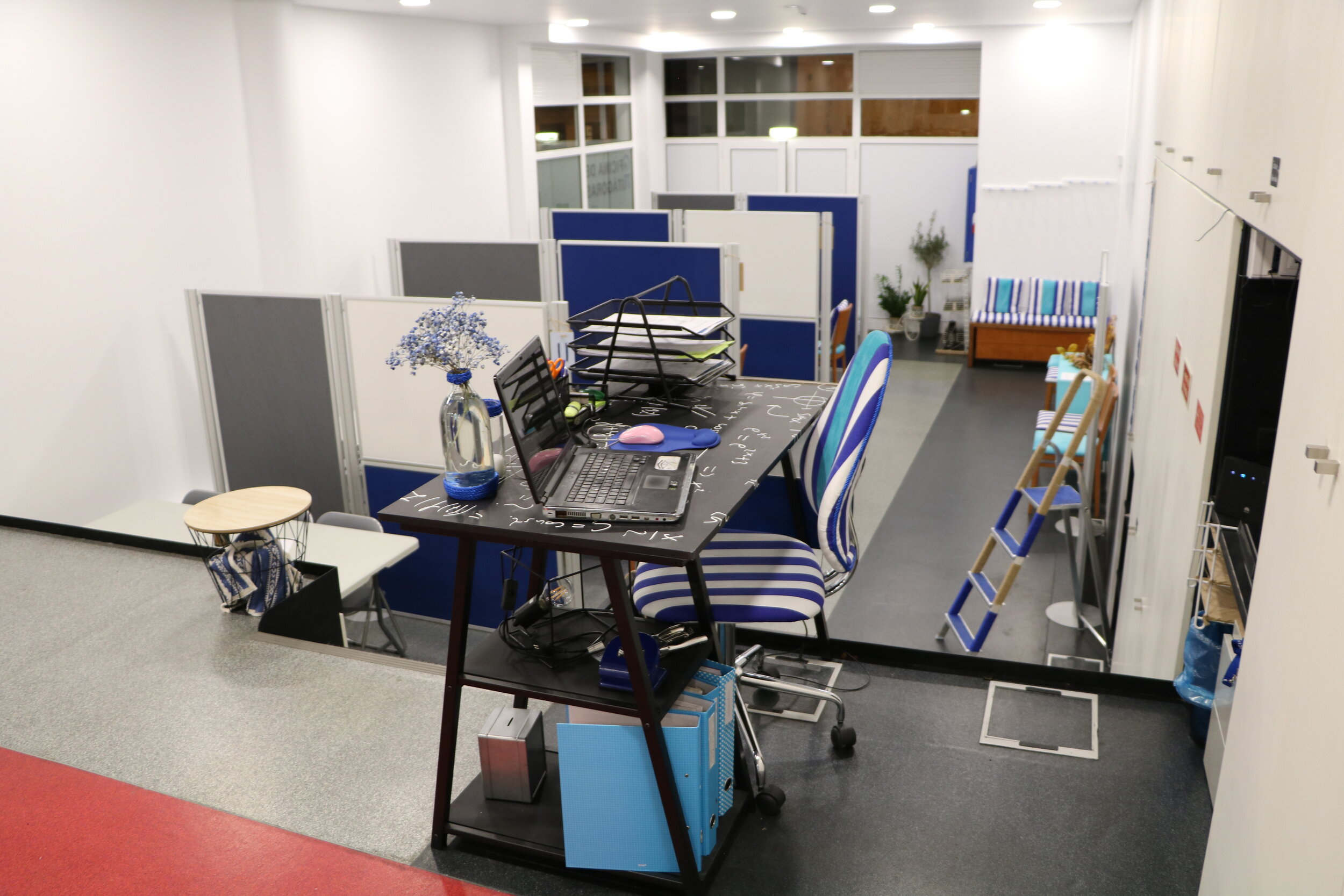 Vista geral da Sala Professora Teresa, com nichos de estudo individuais