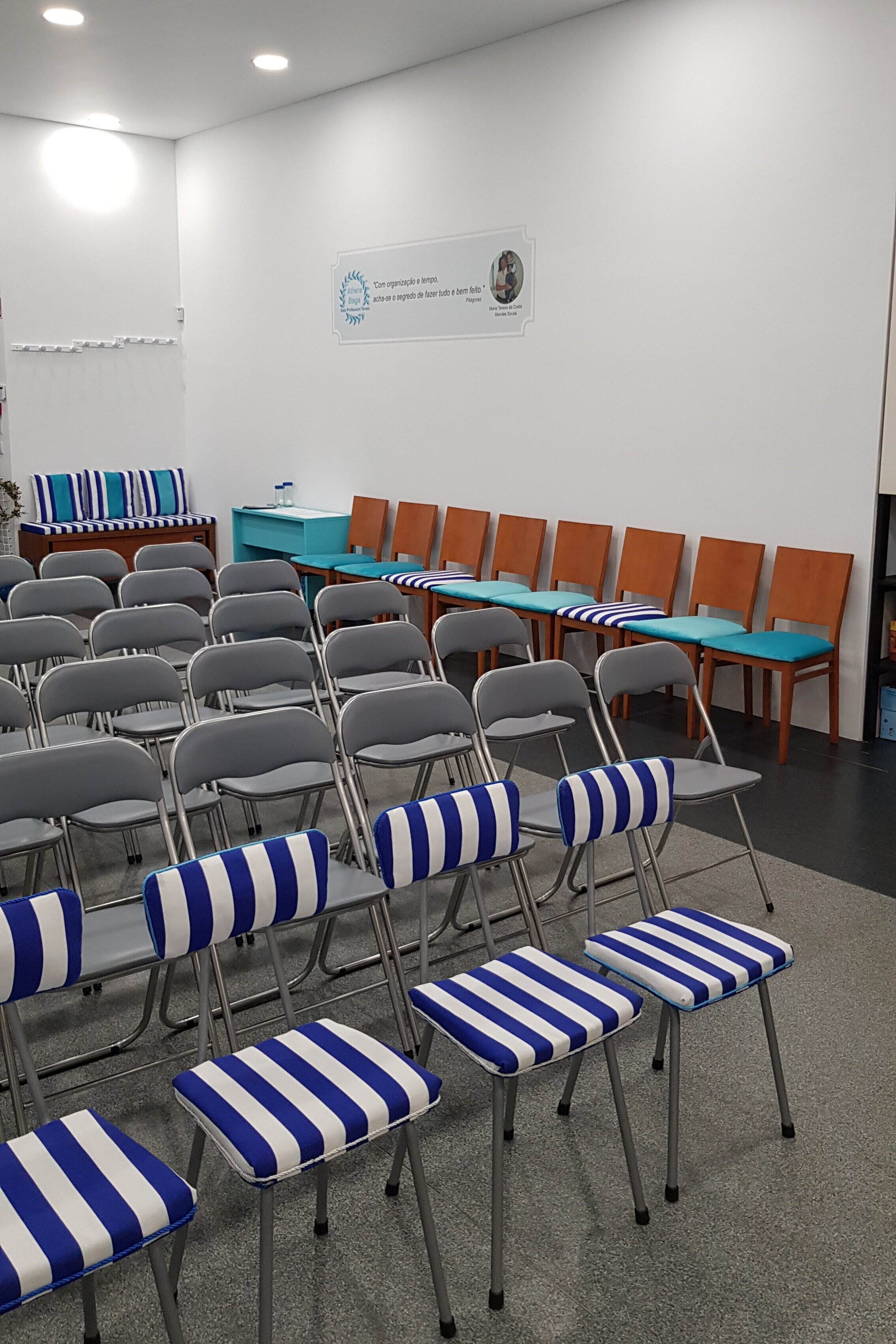 Sala preparada para formação, com cadeiras dispostas em filas